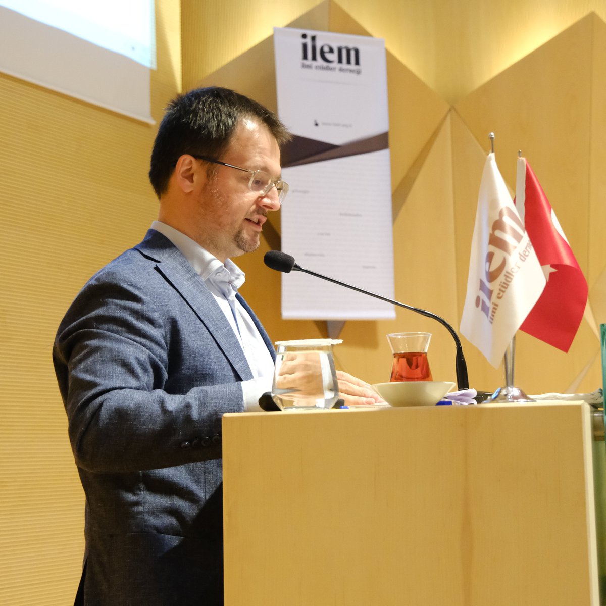 Sosyal Bilimler alanında İlim Yayma Ödülüne layık görülen Prof. Dr. Şener AKTÜRK Hocamızı tebrik ediyoruz.
İLEM 2024-2025 Açılış Konferansı'nda sunduğu değerli katkılar için kendisine bir kez daha teşekkür ediyor, başarılarının devamını diliyoruz.