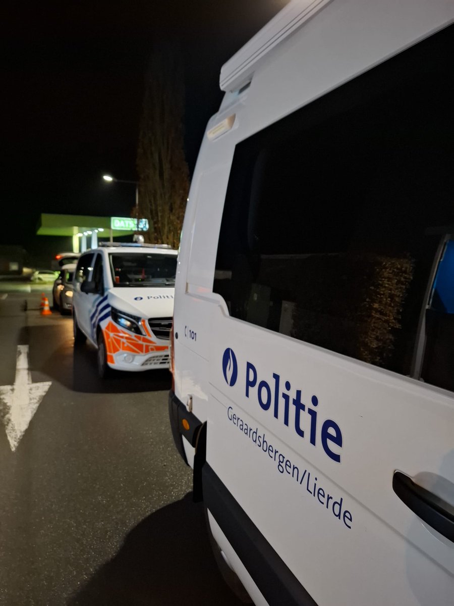 PzGbergenLierde's tweet photo. Een controleactie die verder gaat dan alcohol en drugs? #VIAS voerde op ons grondgebied een wetenschappelijk onderzoek uit naar #vermoeidheid achter het stuur. Ontdek hoe we dit samen aanpakten 👉https://t.co/DMY0O2GWuQ
#verkeersveiligheid #geraardsbergen #lierde #beterblauw https://t.co/tlnHlhjEnW