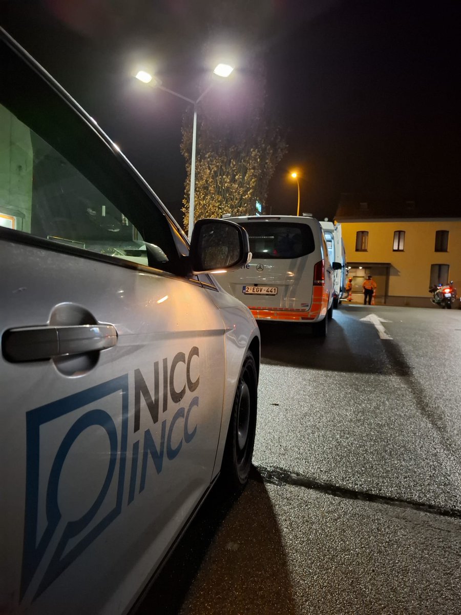 PzGbergenLierde's tweet photo. Een controleactie die verder gaat dan alcohol en drugs? #VIAS voerde op ons grondgebied een wetenschappelijk onderzoek uit naar #vermoeidheid achter het stuur. Ontdek hoe we dit samen aanpakten 👉https://t.co/DMY0O2GWuQ
#verkeersveiligheid #geraardsbergen #lierde #beterblauw https://t.co/tlnHlhjEnW