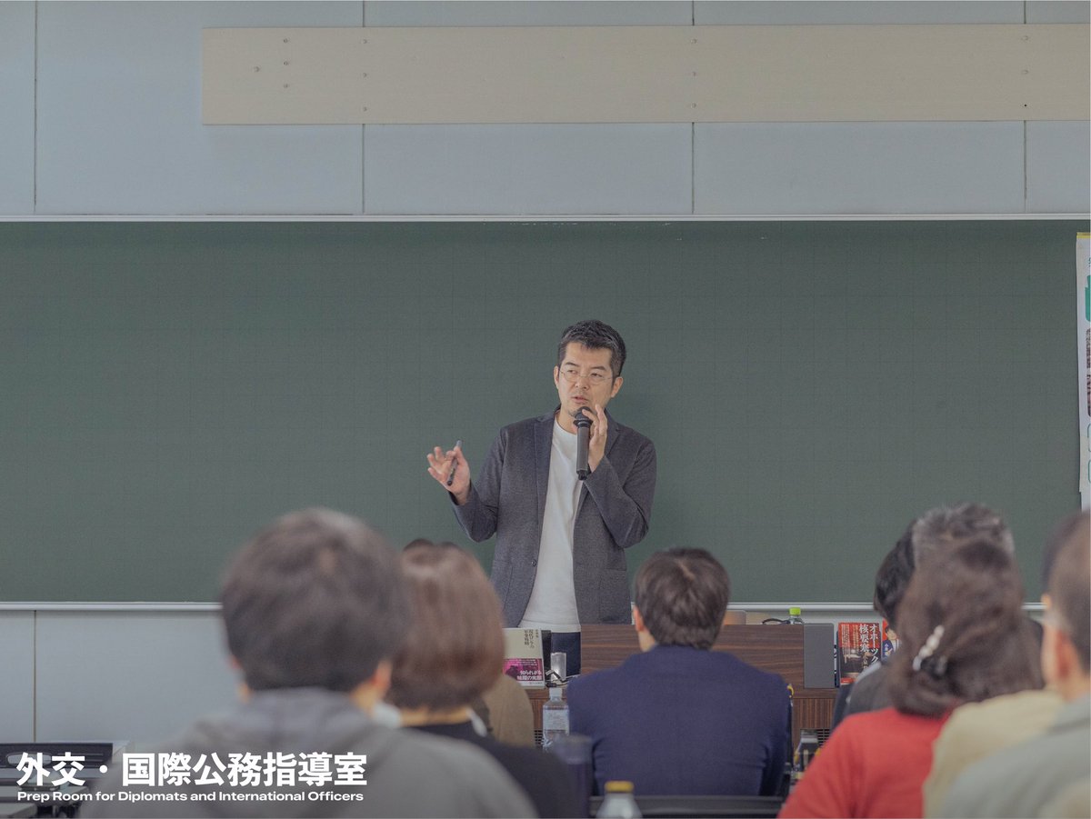 agu_fdio's tweet photo. 外交・国際公務指導室では、11月2日(青山祭2日目)に、東京大学 先端科学技術研究センター准教授でいらっしゃる、小泉 悠先生をお招きしての講演会、「現在のウクライナ情勢と今後の展望」を開催しました。
皆様のたくさんのご参加、ありがとうございました。 https://t.co/qI82h8TRji