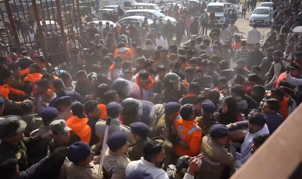 शांतिपूर्ण तरीके से अपनी माँगों को रख रहे ABVP कार्यकर्त्ताओं पर लाठीचार्ज निंदनीय और दुर्भाग्यपूर्ण है
प्रदेश का हर युवा, हर छात्र कांग्रेस सरकार की दमनकारी नीतियों से परेशान है।
ये हमला छात्रों पर नहीं, बल्कि लोकतंत्र की आवाज़ पर है
जनता सब देख रही है और समय आने पर जवाब भी देगी