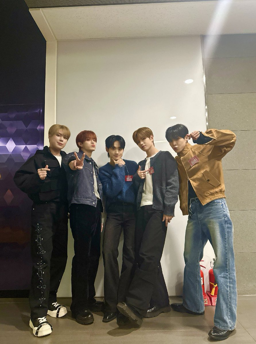 the_verivery's tweet photo. [📸] 2025.12.03 #IDOLRADIO  추워진 계절도  벨벨이와 함께라서 따뜻한 밤🌙  #베리베리 #VERIVERY #VRVR #Lost_and_Found #RED #RED_Beggin https://t.co/ck2X4vh9iL