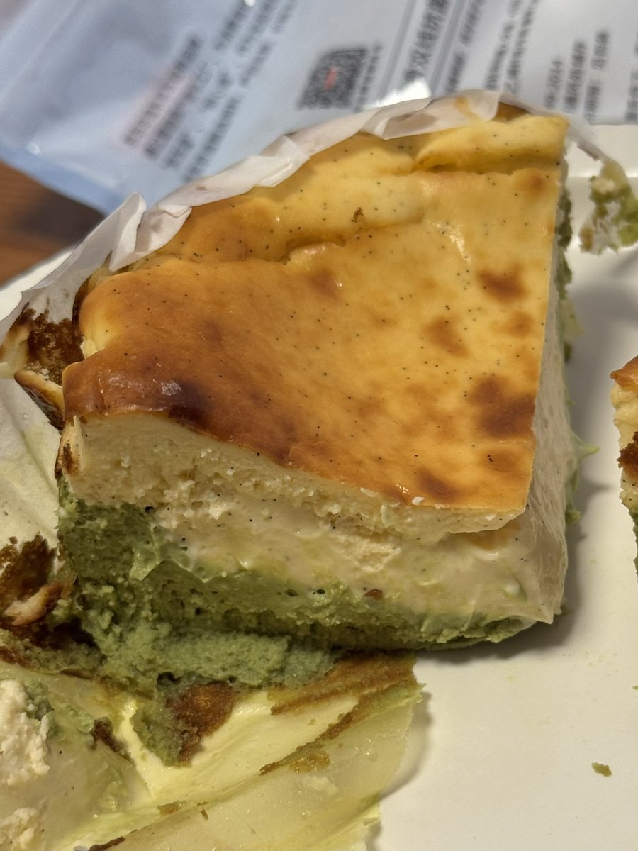 快九点的时候送了巴斯克蛋糕给我姐那边，发现我姐和姐夫都还没下班，家里还有娃等着的，觉得现在的社会上的工作环境人都过的啥日子呀………