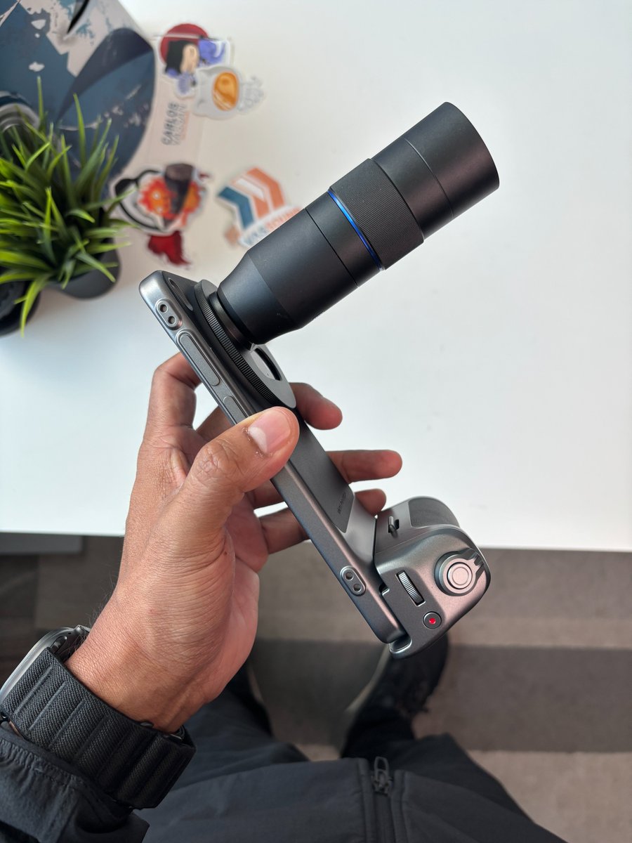 Carlos_Vassan's tweet photo. Banda vean nada más el #vivoX300Pro, una verdadera joyita 🔥📱

💻 LTPO
💿Dimensity 9500
✅16 GB + 512 GB
🔋5440 mAh y carga rápida inalámbrica de 40 W
📸Frontal 50 MP, principal 50 MP + Gran angular 50 MP + Teleobjetivo: 200 MP
💰 Vivo x300 Pro $24,999 pesos y el kit fotográfico $6,999 pesos