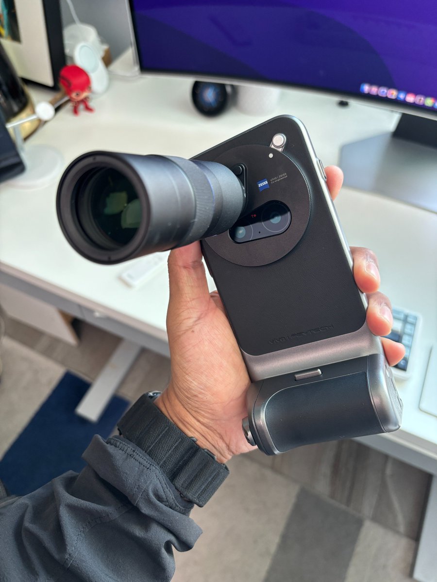 Carlos_Vassan's tweet photo. Banda vean nada más el #vivoX300Pro, una verdadera joyita 🔥📱

💻 LTPO
💿Dimensity 9500
✅16 GB + 512 GB
🔋5440 mAh y carga rápida inalámbrica de 40 W
📸Frontal 50 MP, principal 50 MP + Gran angular 50 MP + Teleobjetivo: 200 MP
💰 Vivo x300 Pro $24,999 pesos y el kit fotográfico $6,999 pesos