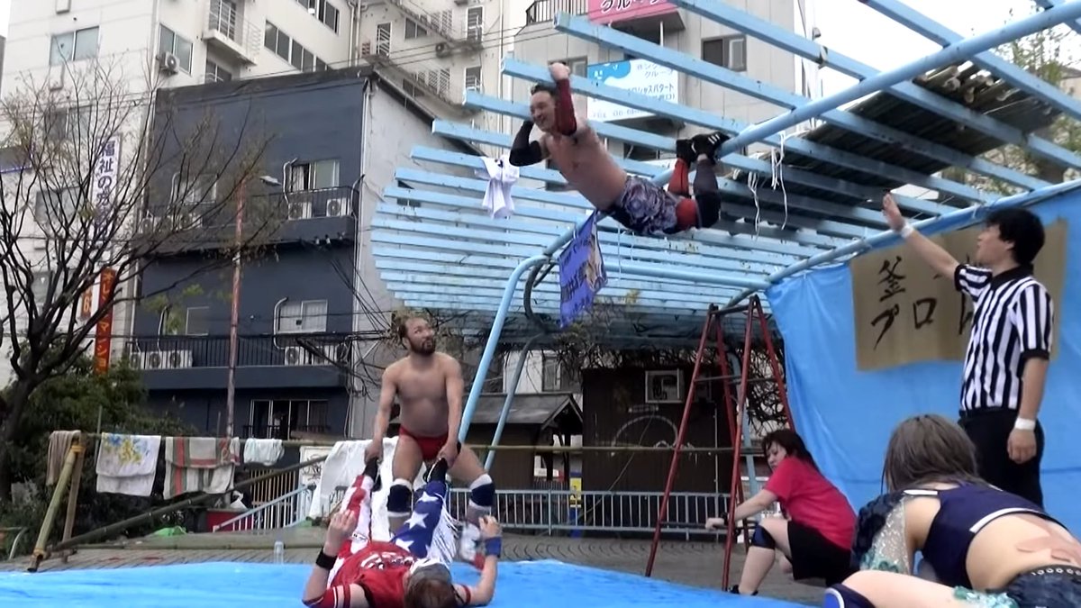 The Advent of Bronco continues with Day 4 and the first of two No Ring matches! Not the best overall, but a fun spot and the visuals are great!
swalkers-ddt.blogspot.com/2025/12/advent…