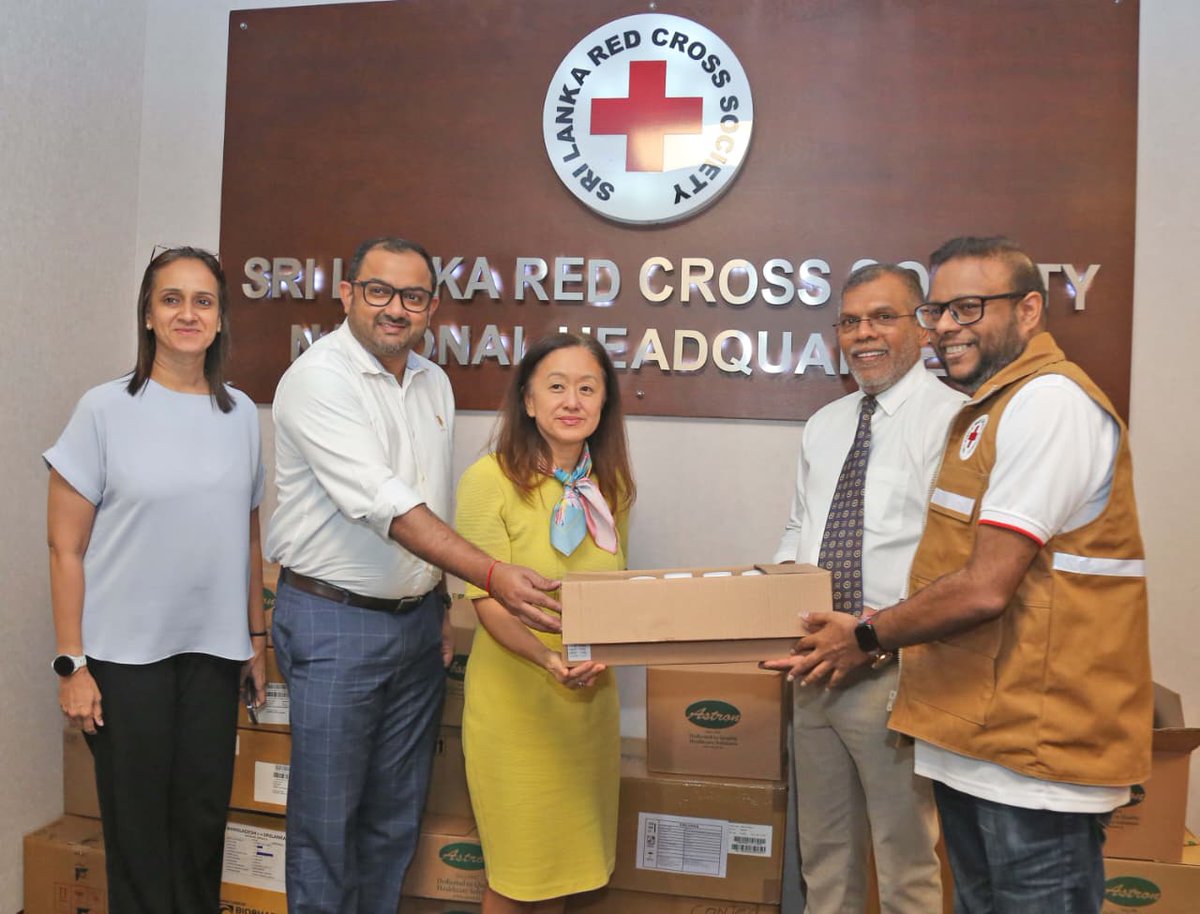 AmChamLK's tweet photo. AmCham Sri Lanka stands with those in need! 

Today, we handed over the first batch of essential medicine to the Sri Lanka Red Cross, with U.S. Ambassador H.E. Julie J Chung. 

This is just the start, members &amp; partners, help us raise more : (https://t.co/buWD5ooKZI) https://t.co/o9XGG9DZ1I