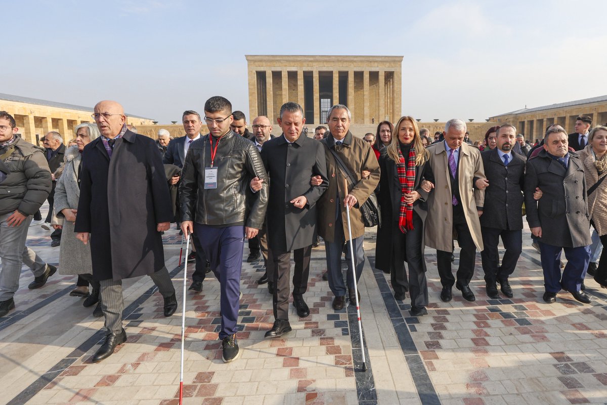 eczozgurozel's tweet image. Siyaseti; en çok ihtiyacı olanın yanında durmak, sesi duyulmayanın sesi olmak için yapıyoruz.

Tam da bunun için eşitliği ve erişilebilirliği bu ülkenin standartı haline getirmek zorundayız.

Çünkü engelsiz bir Türkiye, hepimizin daha adil, daha insani ve daha güçlü yarını…