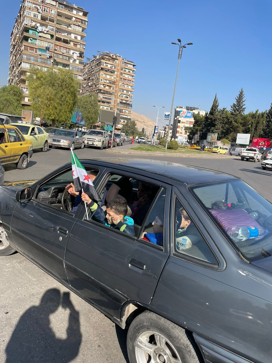 SSJ__official's tweet photo. 【理事長山田、シリアを拠点に】
この度、SSJの理事長山田がダマスカスに拠点を移して活動することになりました。こちらは、山田が撮影した解放1周年を心から祝う市民たちの様子。1年前は旧アサド独裁政権の恐怖に支配されていた街が、今、人々の歓喜に溢れている幸せを山田は確かに噛み締めています。

しかし、我々SSJはシリアが直面する喫緊の課題に対応する責任があります。そこで、理事長山田から日本の皆様へお願いがあります。現在SSJは、旧アサド政権の強制収容所から生還した生存者や、行方不明者の家族を対象に、小規模店舗の開業支援など、自立に向けた包括的なサポートを実施しています。

しかし、この重要な事業を支えるクラウドファンディングが、現在非常に厳しい状況にあります。どうか彼らの「次の一歩」を共に支えていただけませんでしょうか。支援対象者一人ひとりの物語は、以下ページからご覧いただけます。
クラウドファンディングページ→https://t.co/5no5gV0NKZ