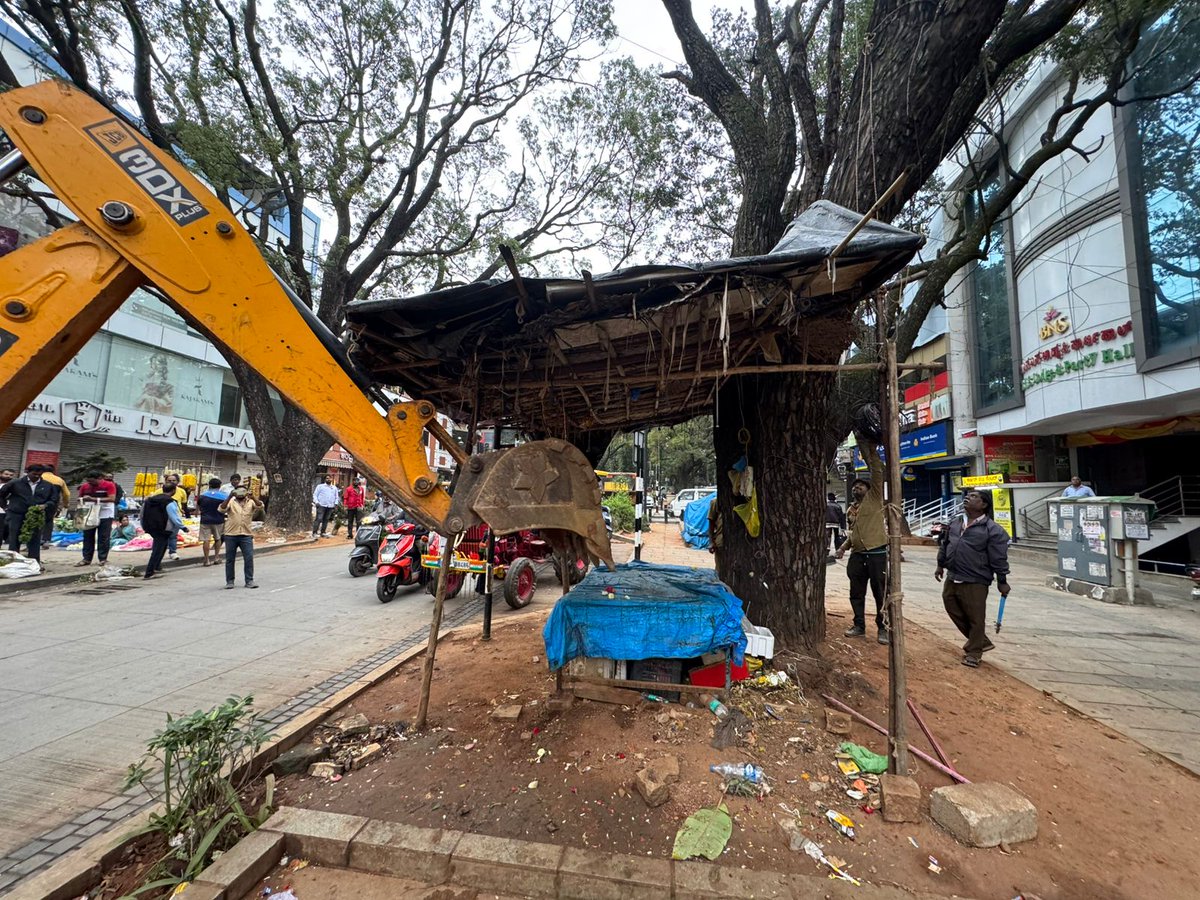 ChristinMP_'s tweet image. Bengaluru Central Municipal Corporation cleared pedestrian encroachments in Gandhi Bazaar, Chikkapet. Led by GBA officials, 120 vendors were told to trade only in allotted areas. 2 JCBs, 7 tractors, 3 lorries &amp;amp; 40 staff were deployed @GBA_office