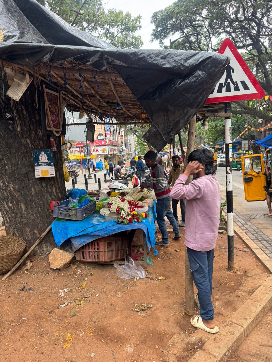 ChristinMP_'s tweet image. Bengaluru Central Municipal Corporation cleared pedestrian encroachments in Gandhi Bazaar, Chikkapet. Led by GBA officials, 120 vendors were told to trade only in allotted areas. 2 JCBs, 7 tractors, 3 lorries &amp;amp; 40 staff were deployed @GBA_office