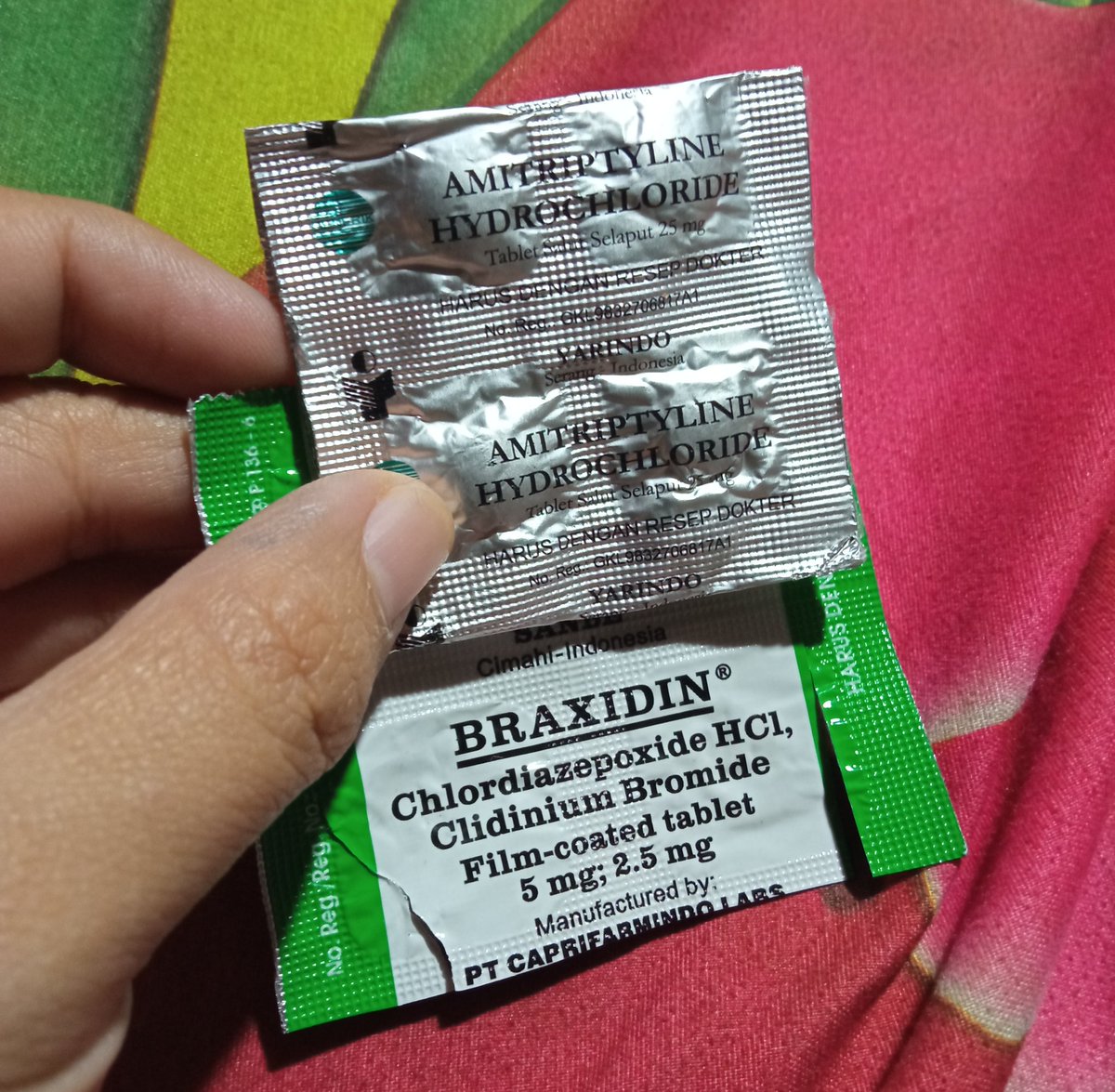 In the name of "duo obat dewa" I give my trust to survive dari dunia yang darderdor ini wkwkw. 

Ps. Keduanya dapat atas resep dokter 🤡 jadi pls jangan nanya beli dimana. Ga bs beli bes, amitriptyline = psikotropika gol IV, braxidin ada "keluarga" nya benzodiazepin.