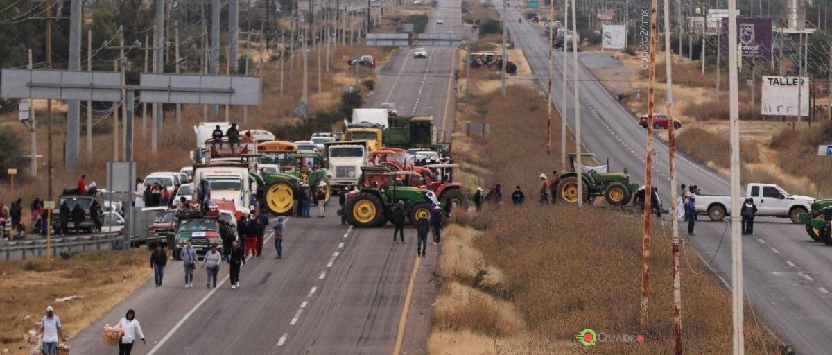 🚧 Campesinos y transportistas bloquean carreteras en 12 estados por la nueva Ley del Agua.
Aseguran que la reforma amenaza concesiones históricas y aumenta el control federal sobre pozos.
El Congreso sigue adelante.
👉 Detalles en aquí: quadro24.mx/bloqueos-carre…