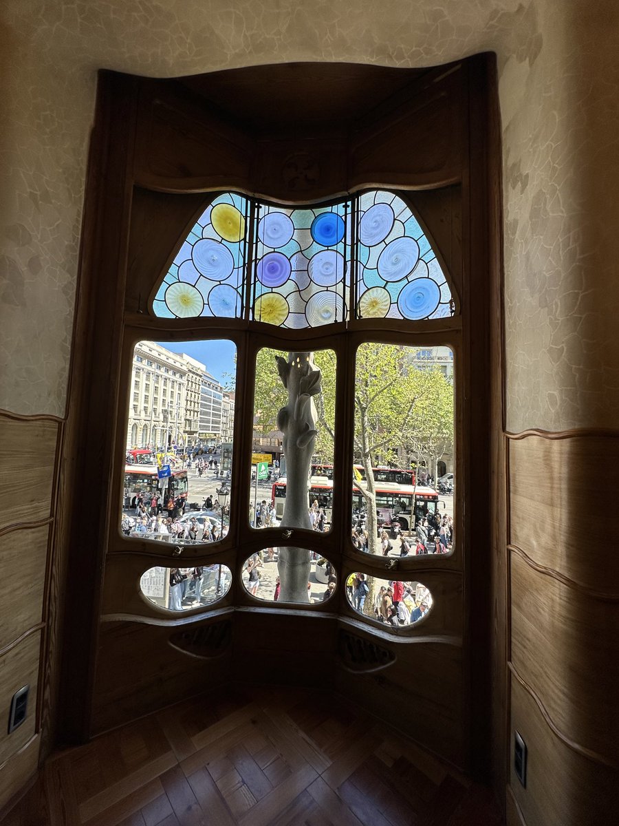 OneSixtyToOne's tweet image. #AlphabetChallenge #WeekWforWindows
Looking out the window of Gaudi’s Casa Batlló