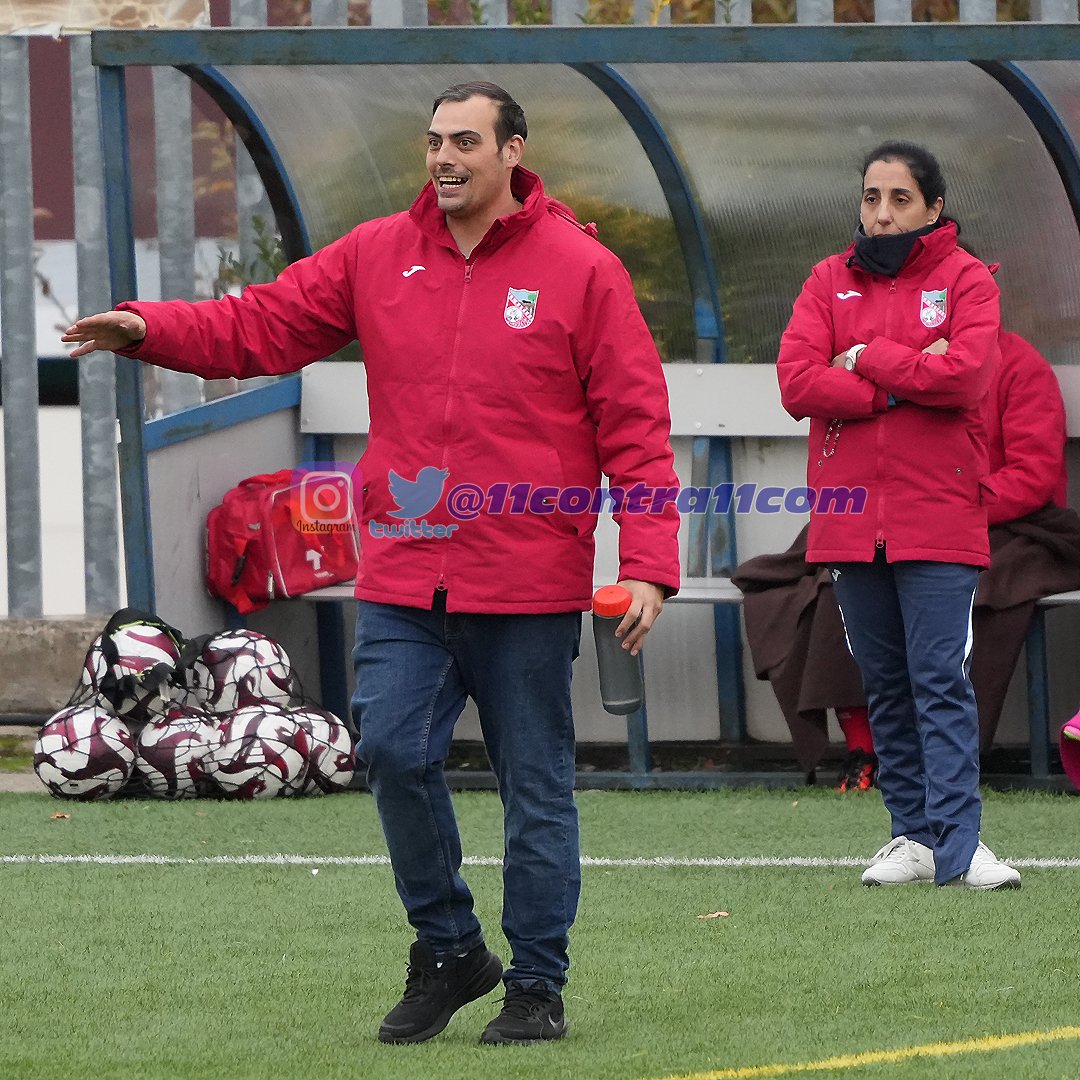 #actualidad11contra11
🧐 Jaime Reus Valiente y Virginia Marcos Sierra, entrenadores del ⚽️ <a href="/CDNavega/">C.D. Navega</a> 'B' #LigaDobleG

🏟️ Vicente del Bosque
📆 29 de noviembre de 2025

#fútbol #salamanca #foto #coach #entrenador #futfem #fútbolfemenino