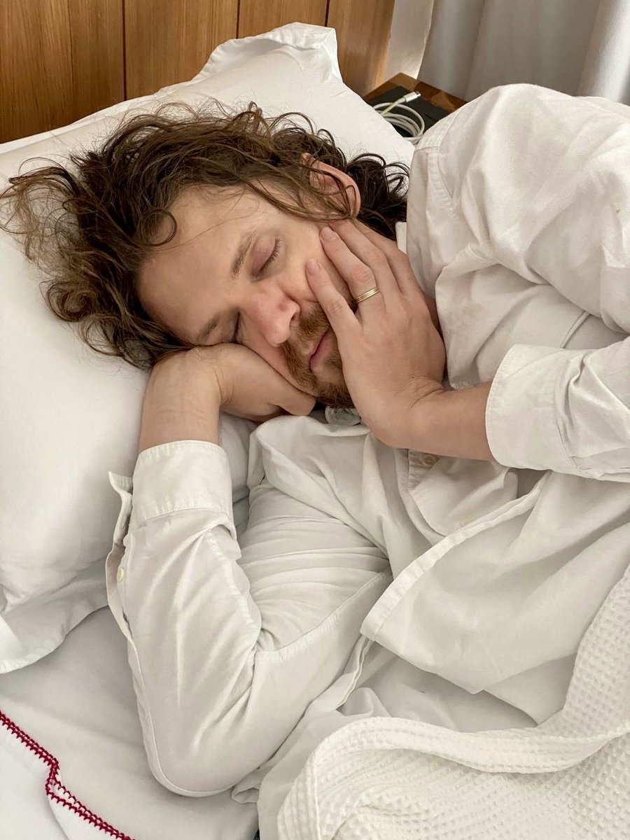 саша олямри tweet media