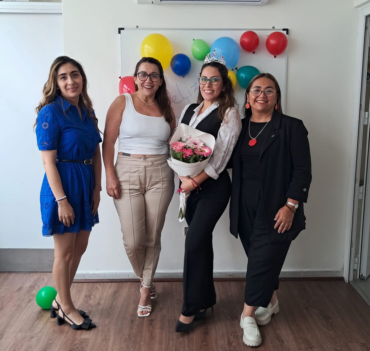 Regcivil_Arica's tweet photo. 🌹En este dia, queremos saludar  a todas las secretarias, en especial a katherine Vergara, secretaria Regional de la región de  Arica y Parincota, gracias por su dedicación y profesionalismo, reciban hoy el reconocimiento que merecen, que tengan un excelente día. https://t.co/eGrRyjPu9F