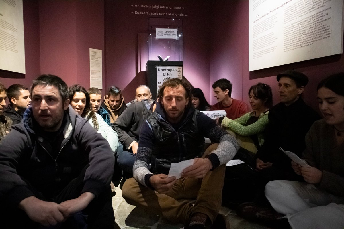 Euskararen Nazioarteko Egunean, Baionako Euskal Museoan eserialdia egiten ari gara, B. Etxepareren "Linguae Vasconum Primitiae" liburua EHn gera dadila eta euskara mundura jalgi dadila eskatzeko.

Irakurketa👉ehe.eus -en

A6an, denok Durangora!✊