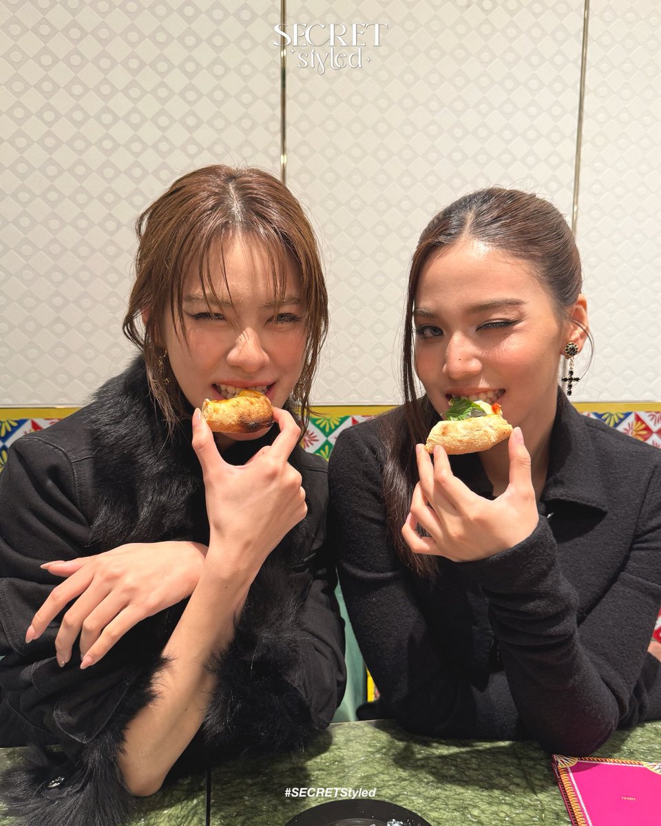 SECRET_Styled's tweet image. #DolceGabbanaxJimmySea
#DolceGabbanaxNamtanFilm
#DGCaffexZeeNuNew
#DolceGabbanaxEmiBonnie
#jimmyyjp #sea_tawinan
#NamtanTipnaree #filmracha
#emiamily #beonnnie 
#ZeePruk #NuNew #ZeeNuNew

ใจละลาย!! แชะภาพส่งต่อความสวยหล่อของเหล่าดาราที่มาร่วมงาน The Opening of The New DG Caffé in…