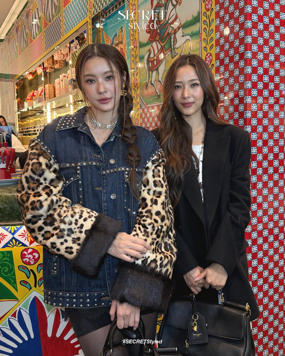 SECRET_Styled's tweet image. #DolceGabbanaxJimmySea
#DolceGabbanaxNamtanFilm
#DGCaffexZeeNuNew
#DolceGabbanaxEmiBonnie
#jimmyyjp #sea_tawinan
#NamtanTipnaree #filmracha
#emiamily #beonnnie 
#ZeePruk #NuNew #ZeeNuNew

ใจละลาย!! แชะภาพส่งต่อความสวยหล่อของเหล่าดาราที่มาร่วมงาน The Opening of The New DG Caffé in…