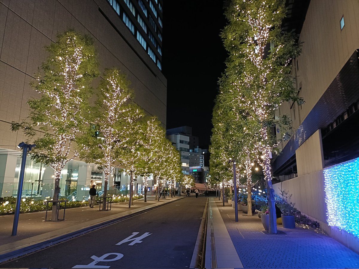 YUKUEmemo's tweet image. もう一週間前になってしまった。
こうしてどんどん過去になっていく。
まあでも、記憶はちゃんと僕のものだ。

最初のインパクトにくらべて、何度も聴いた音楽は力が弱くなってくると思いがち。だけどそれなら、Ｍを観て流れた涙の説明がつかない。

記憶があるから、また期待してる。
#DepecheMode #M