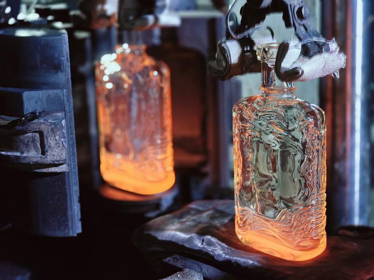 Sinobottles66's tweet photo. 🎄 #Christmas is here—your drink needs a standout bottle! 🥂
 Whether it’s red #wine or #spirits, #Sinobottles crafts custom #glass packaging that blends style &amp; quality.  branded designs, unique shapes—name your vision, we’ll deliver!
—DM now to bring your idea to life! https://t.co/ort7pkrCGB
