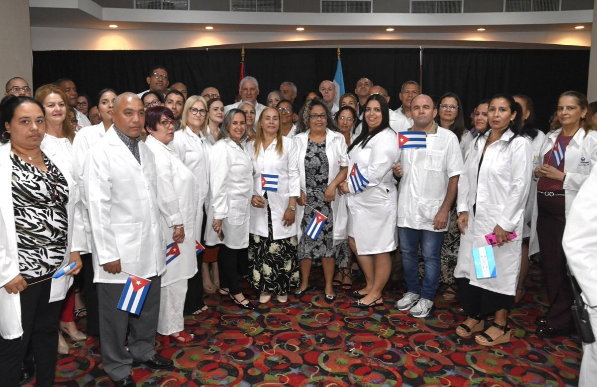 Hoy, Día de la Medicina Latinoamericana le envío un  abrazo a todo el personal de la salud cubano que atiende a la población hondureña y en general a los que trabajan en Cuba y en más de 50 países de todo el  mundo. Que viva nuestro ejército de batas blancas. Médicos y no bombas.