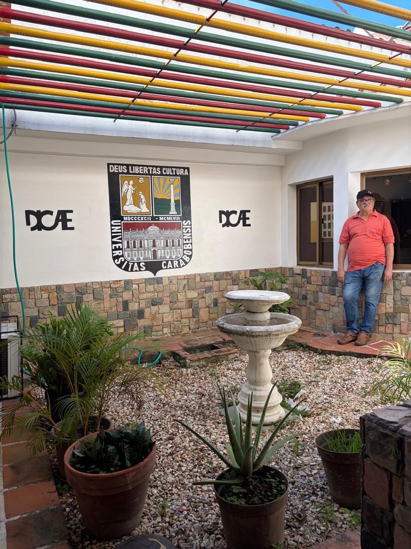 Y en nuestra DICAE, continúan las labores de recuperación, mantenimiento y dignificación de nuestros espacios. Gracias Profe Maryuli y compañeros, orgullo ucista. ⁦<a href="/UCarabobo/">Universidad de Carabobo</a>⁩