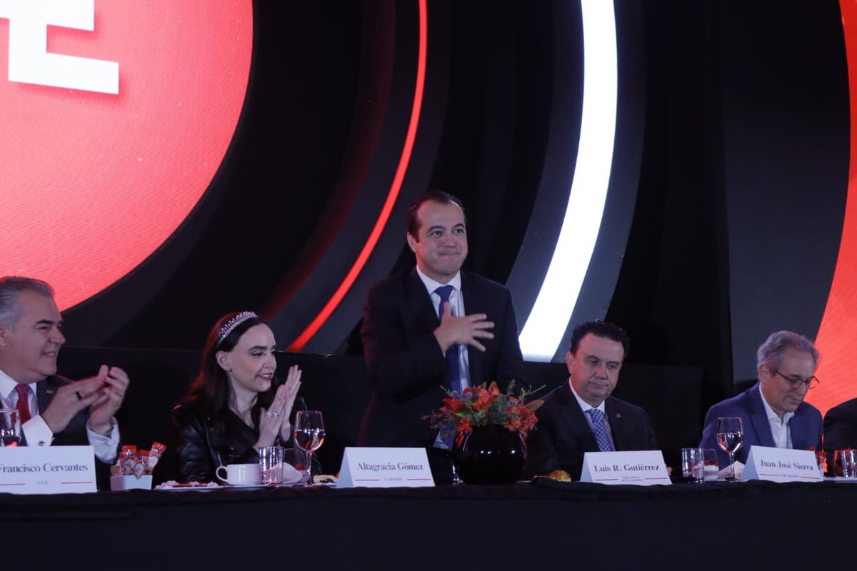 En representación de el Secretario de Economía <a href="/SE_mx/">Economía México</a> <a href="/m_ebrard/">Marcelo Ebrard C.</a> asistí a la Sesión Nacional del <a href="/cceoficialmx/">Consejo Coordinador Empresarial CCE</a>, para acompañar a <a href="/fcervantes5/">Francisco Cervantes Díaz</a> en su último informe como Presidente. Muchas felicidades Paco por todos estos años de trabajo por el país🇲🇽. <a href="/Claudiashein/">Claudia Sheinbaum Pardo</a>