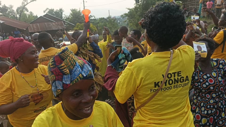 Photo!Residents of Nyakiyumbu I Village, Nyakiyumbu Parish, Nyakiyumbu Sub-county in Bukonzo West Constituency in Kasese turned up for Dr. Chrispus Kiyonga’s rally this evening, showing their support and enthusiasm for his campaign.
#KGRUPDATES