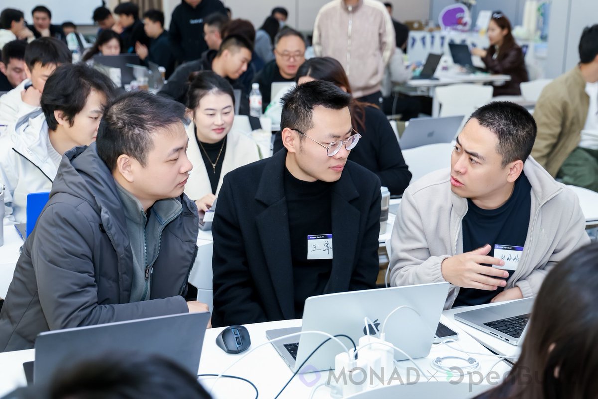 imxy007's tweet photo. 周六的上海 Monad Blitz Hackathon，近 80 名开发者从早 9 点 Build 到 晚 9 点，最后交付 22 个项目，其中很多人还是刚接触 Web3 ，在这里 Deploy 了自己的第一个 Dapp。

我们还将 Monad Card 带到了线下，以后 Monad 的小伙伴只要在线下贴贴就知道对方在 Monad 上 Build 了什么！

最后就是实体的 Monad Box，大家猜猜里面是什么🤣
@OpenBuildxyz @monad @monad_zw @monad_dev @Monad_APAC
