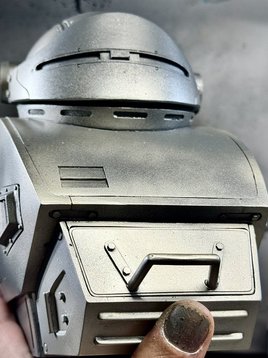 n_a_o_k_i_'s tweet image. サンプルのメカサフ・ヘヴィの缶スプレーを全体に吹いた後、まだらにシルバーの缶スプレーを吹いて下地作り。
この後シリコンバリアーを吹きます。…