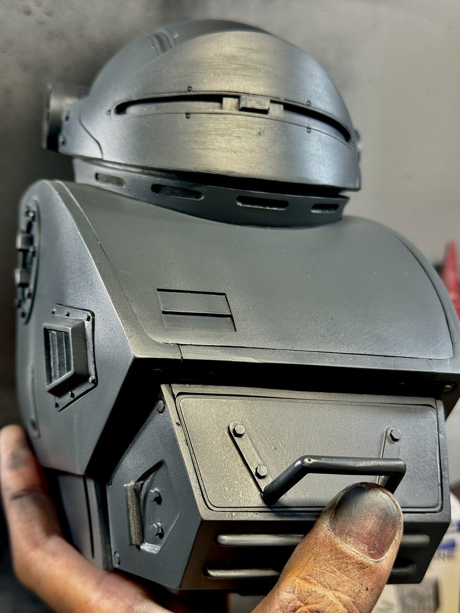 n_a_o_k_i_'s tweet image. サンプルのメカサフ・ヘヴィの缶スプレーを全体に吹いた後、まだらにシルバーの缶スプレーを吹いて下地作り。
この後シリコンバリアーを吹きます。…