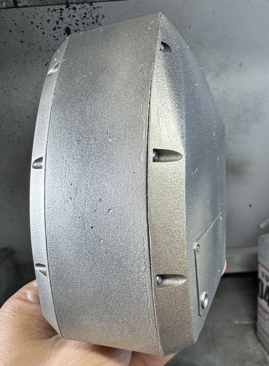 n_a_o_k_i_'s tweet image. サンプルのメカサフ・ヘヴィの缶スプレーを全体に吹いた後、まだらにシルバーの缶スプレーを吹いて下地作り。
この後シリコンバリアーを吹きます。…