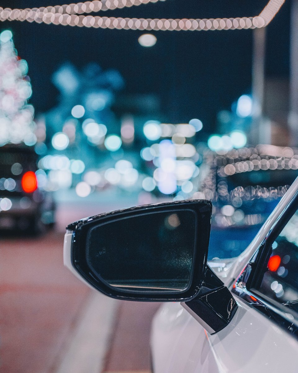 lexusofoakville's tweet photo. 'Tis the season for luxury and comfort 🎄 Stop by Lexus of Oakville and treat yourself to both 😉 Call us at 905-845-8732 or email sales@lexusofoakville.ca https://t.co/jhnu4WjWXG