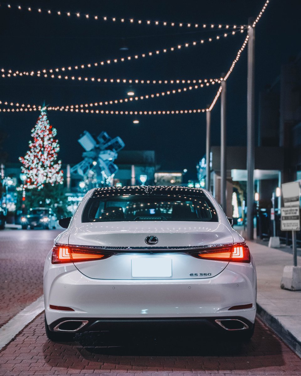 lexusofoakville's tweet photo. 'Tis the season for luxury and comfort 🎄 Stop by Lexus of Oakville and treat yourself to both 😉 Call us at 905-845-8732 or email sales@lexusofoakville.ca https://t.co/jhnu4WjWXG