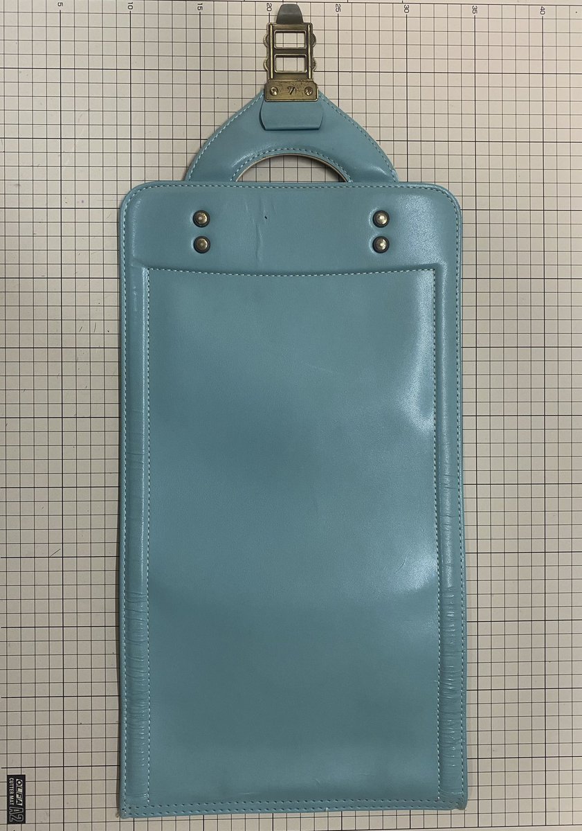 ken1ro_ito's tweet photo. ランドセルをバラバラにして眼鏡ケースを作りました。
キーホルダーも同じくこのランドセルから作ります。
#リメイク https://t.co/pfWKWIaR8e