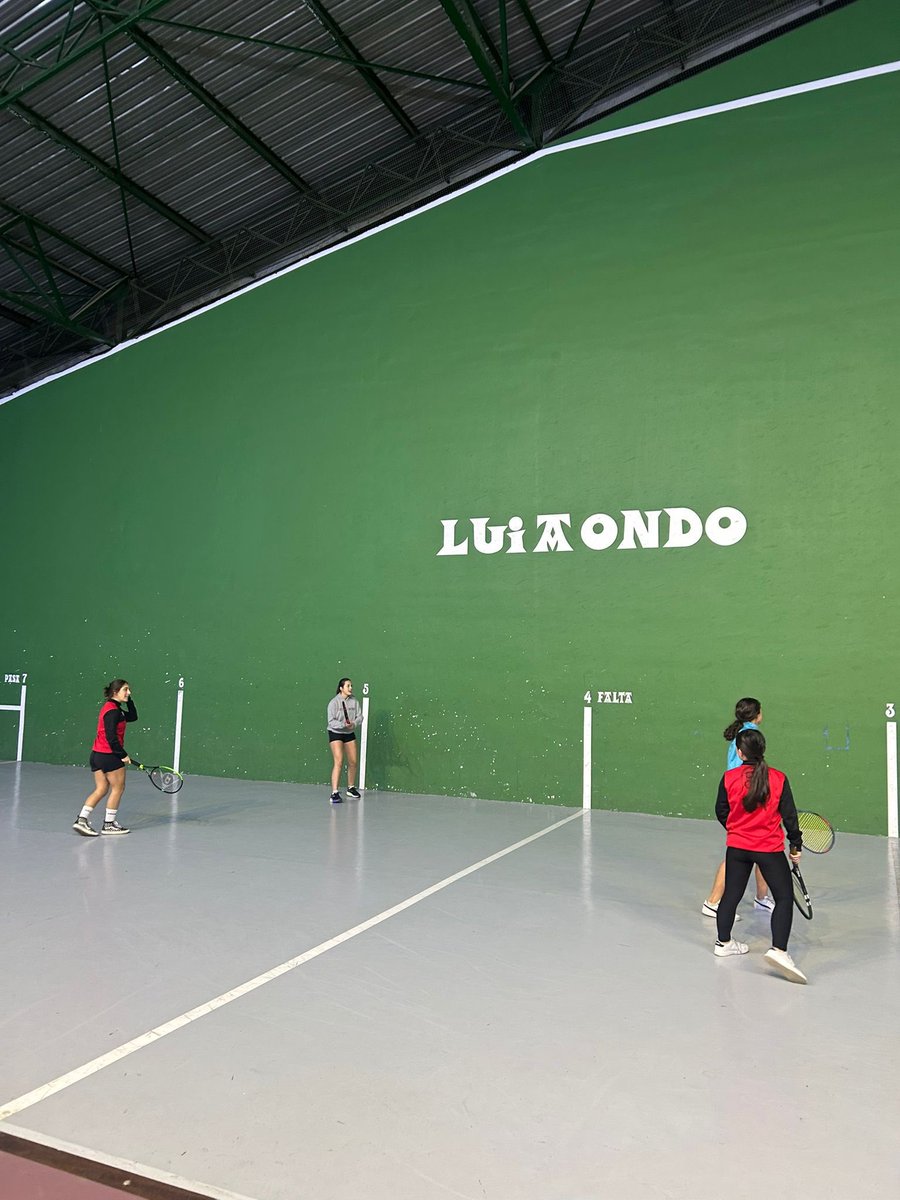 Atzo gure kadeteek entrenamendu berezia izan zuten!
Baloia eta zelaia alde baters utzi eta Luisndoko frontoian palekin gozatu zuten.
Erritmoa, koordinazioa eta talde-dinamika lantzeko modu bikaina izan zen… eta bai, barre algarak ere ez ziren falta!