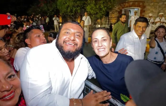luzelenachavez8's tweet image. Este hombre que aparece al lado de Claudia Sheinbaum, lo apodan &quot;El Quetu&quot;, quien, presuntamente, es uno de los que mueven al crimen organizado en Oaxaca. 
Incluso tiene denuncias ciudadanas por amenazar con &quot;levantar&quot; a oaxaqueños que hablen de él. 
Ya saben, es morenista, es…