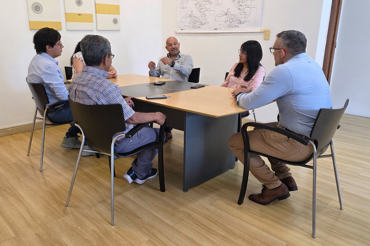 SaraviaUluncha's tweet photo. La visita permitió mostrar avances concretos: la digitalización de expedientes, el laboratorio de calidad del agua y el desarrollo de Vicente, nuestro nuevo asistente inteligente que ya está transformando la forma en que acompañamos a los usuarios. https://t.co/jDKqNRAYNN