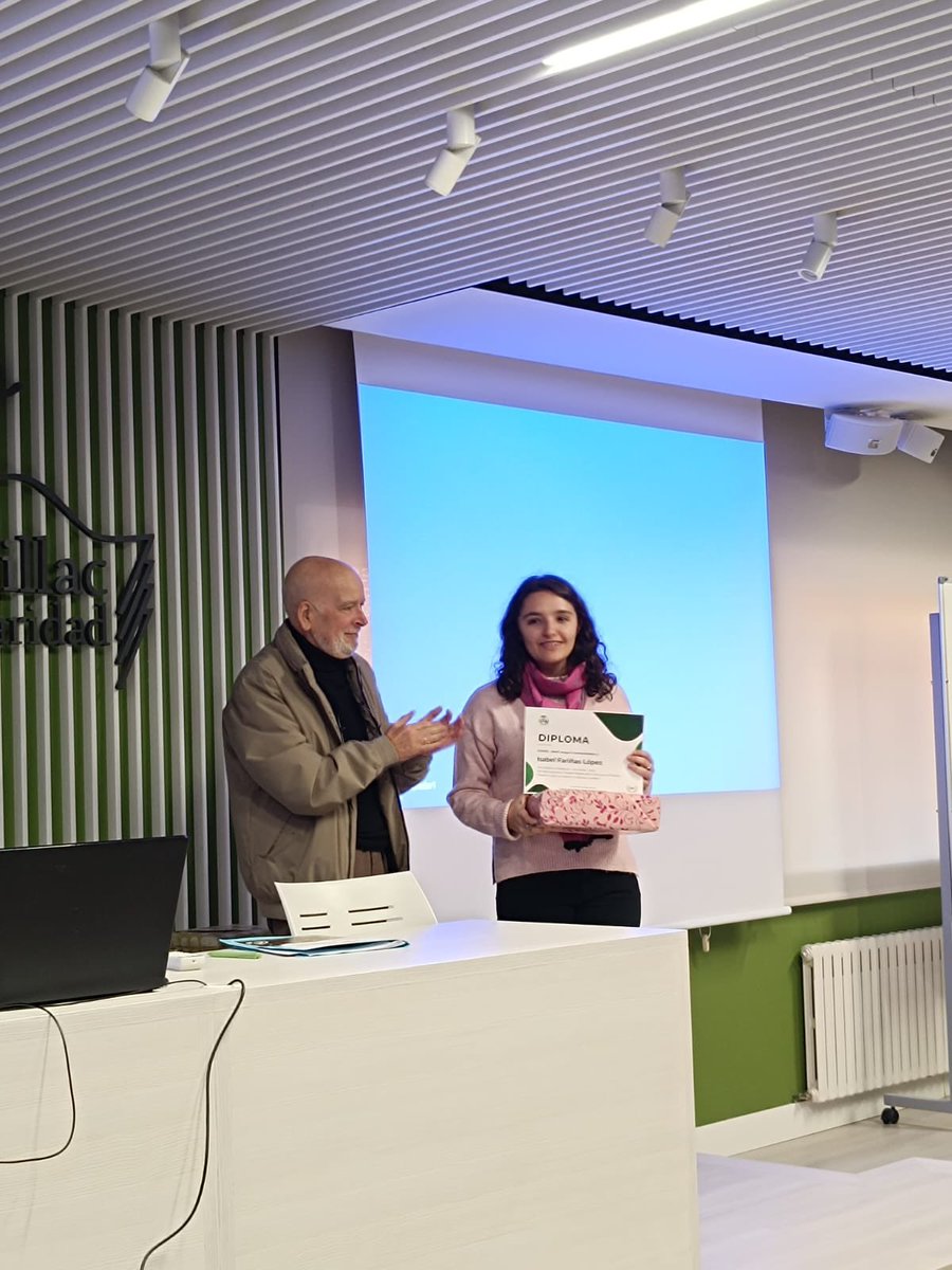 Esta mañana, Isabel Fariñas López, alumna de 1⁰ de Bachillerato está en Madrid para recoger el 3⁰ premio de la categoría de Bachillerato del II concurso de COVIDE AMVE. Enhorabuena por tu creatividad. Sigue soñando para escribir el futuro. #colegioHHCC #EducaciónVicenciana