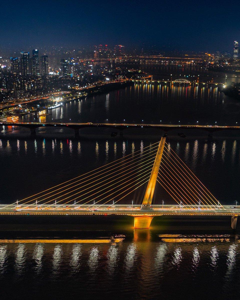 กรุงโซลประกาศสีประจำปี  2026 แล้ว เป็นสี Morning Yellow หรือสีเหลืองของแสงแดดยามเช้า
ในปีหน้าจะเห็นสีนี้ในหลายๆที่สำคัญของกรุงโซล ทั้ง Seoul Tower, DDP และที่อื่นๆอีกมากมาย ใครมาเที่ยวปีหน้าลองสังเกตกันดูจ้า