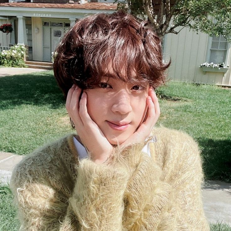 jinnieartts's tweet image. ─ kim seokjin sendo a essência              mais pura de casa; a thread de aniversário ♡