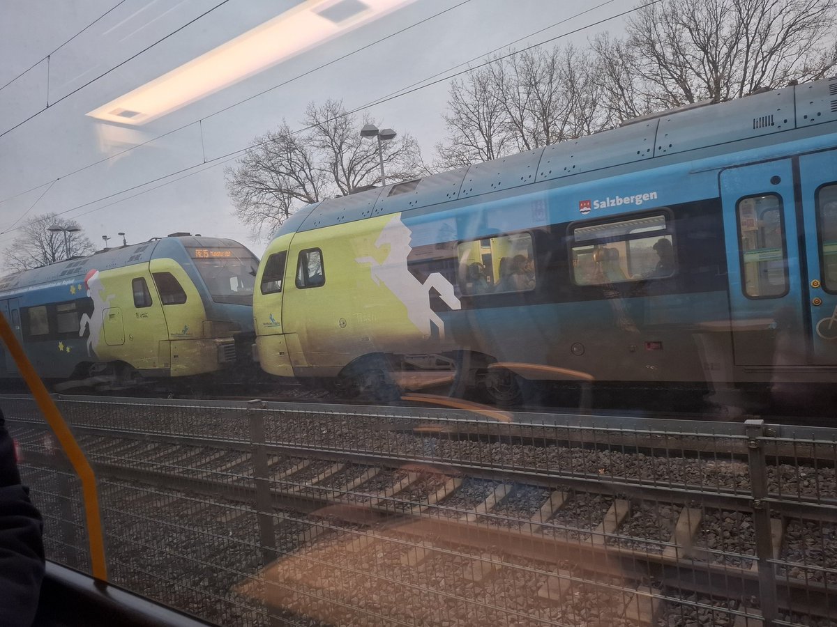 Amchanagi's tweet photo. #Leschede - hier stauen sich heute die #Züge der #Westfalenbahn.
Nichts geht mehr. https://t.co/uLr8WlCaPB
