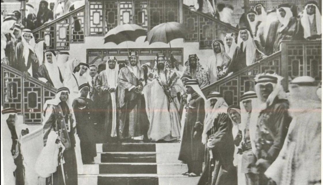 Ksa9ss's tweet photo. قبل قرابة 86 عام
نفس المكان
حيث وقف الملك عبدالعزيز وعلى يمينه ولي عهده الأمير سعود عام
وعلى يساره الشيخ حمد بن عيسى حاكم البحرين..رحمهم الله جميعا
عام 1939م
#محمد_بن_سلمان_في_البحرين https://t.co/L9mTnVWH6O