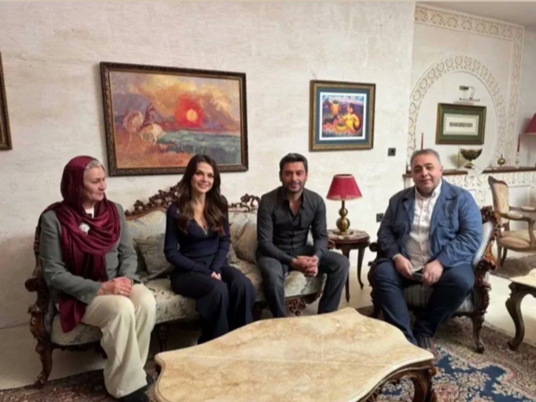 زار الصحفي والإعلامي المهتم بالشؤون السياسية السيد "ظافر شاهين" موقع تصوير مسلسل المدينة البعيدة والتقى بابطال العمل: اوزان اكبابا، سينام اونسال، وغونجا جيلاسون.

#UzakŞehir | #SinemÜnsal | #OzanAkbaba