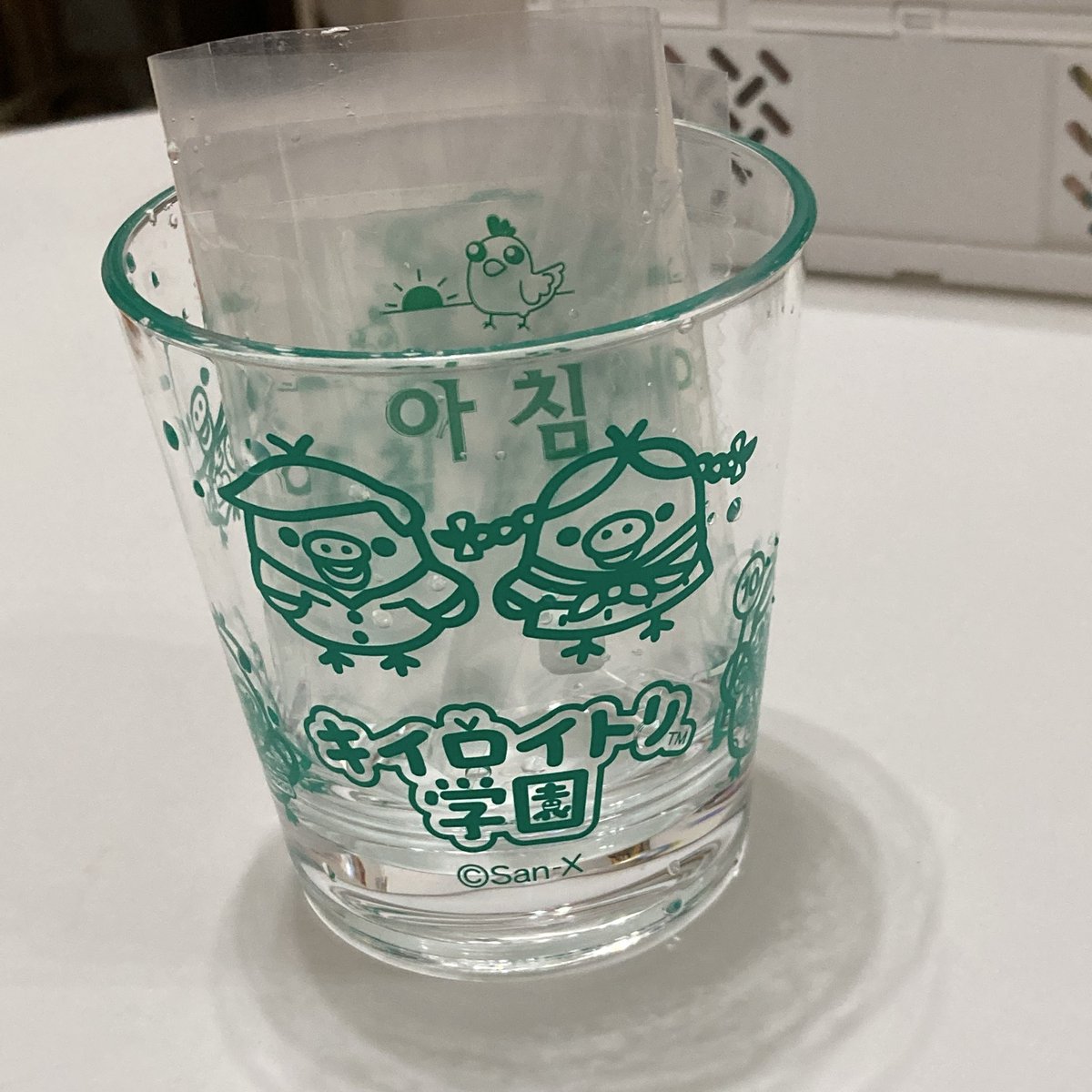 뭔가 어디 두기 애매해서 
항상 덩그러니 식탁에 있던 아침 약,,,,

을 키이로이토리 컵에 넣엇어요
너무 보호색 작렬