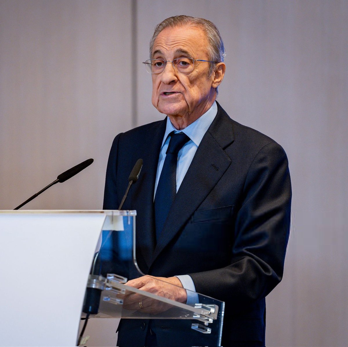 🚨🚨🚨🚨🚨🚨 عااااااااااااااااااااااااااااااااااااااااجل!

— الـوضع كارثي جدًا في ريال مدريد حسب خبر  CHTV | 

غرفة ملابس ريال مدريد، الوضع الحالي باختصار شديد:

• اللاعبين في حالة شكوى مستمرة ويومية
يرفضون مشاهدة فيديوهات تحليل المنافسين. 

• ينزعجون من أي جلسة تكتيكية تتجاوز