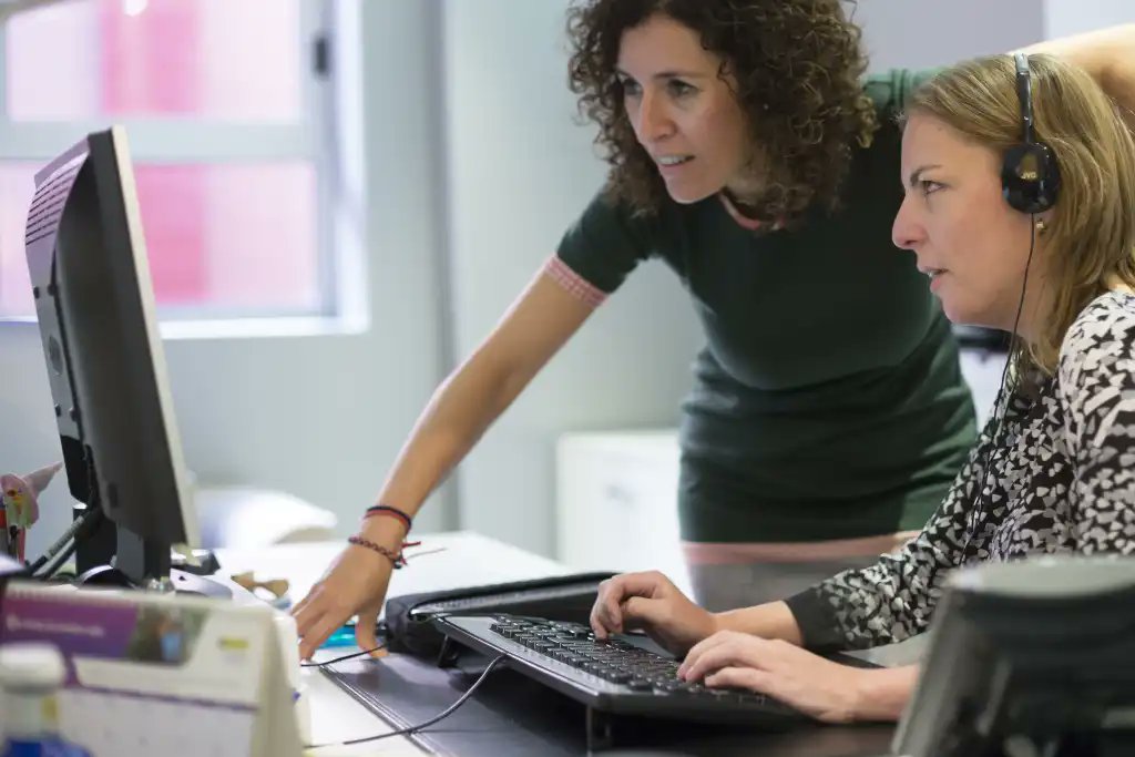 ComputerworldES's tweet image. En España, 4,38 millones de personas viven con #discapacidad y casi el 40% tiene dificultades con las TIC. La IA ofrece luz, pero también nuevos sesgos. En el #DiaInternacionalDiscapacidad toca preguntarnos: ¿estamos creando tecnología realmente accesible? bit.ly/48yof0C