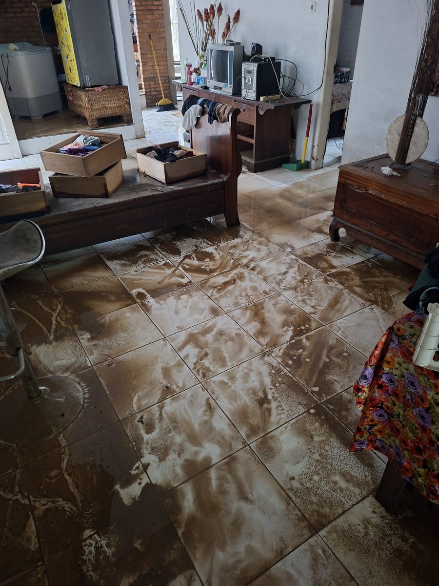 WanandaRai's tweet photo. Sisa-sisa banjir kemarin. Dari kejadian ini saya jadi mikir. Kayanya kota ini dalam beberapa tahun gak akan bisa selamat dari banjir.
Sebagai arsitek dan korban banjir di Medan ada beberapa kesimpulan yg bisa saya jadikan pelajaran untuk merancang rumah yang adaptif dengan banjir https://t.co/1y6VN2YPC0